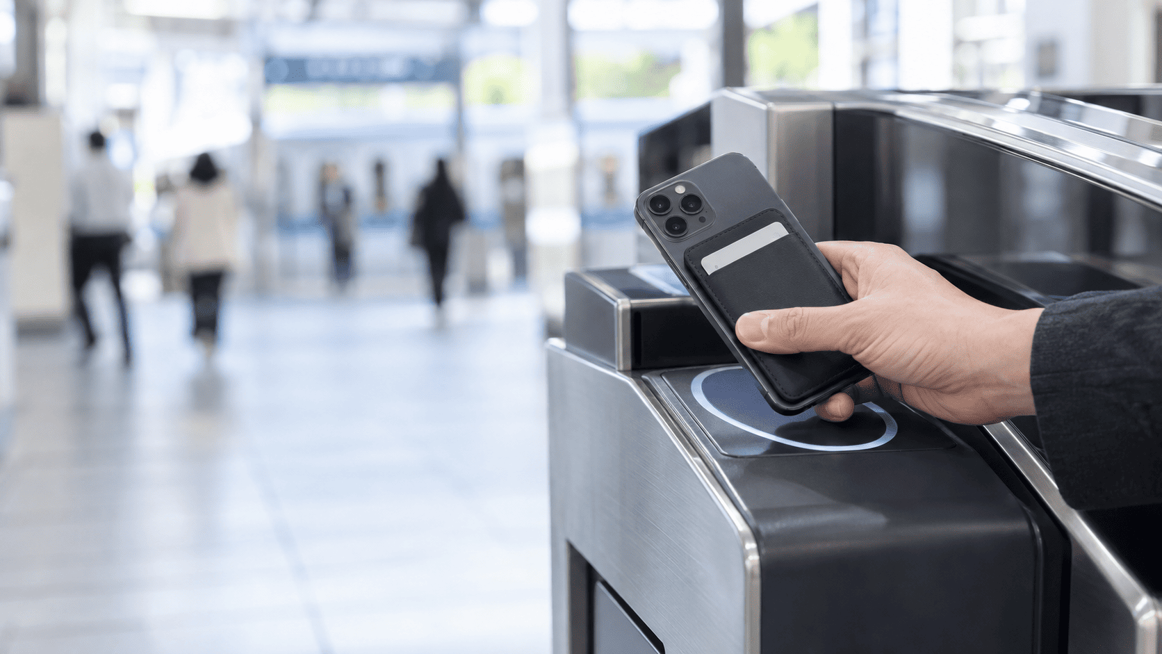 MagSafeカードウォレットで改札をスマートに